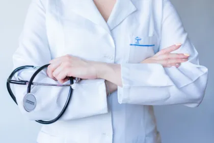 Әлеуметтік желіде балағат сөз айтқаны үшін қызметінен қуылған дәрігер сот арқылы жұмысына қайта оралды