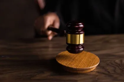 Атырауда көптің көзінше орынбасарын "топас" деп ұрысқан ер адам жазадан құтылып кетті