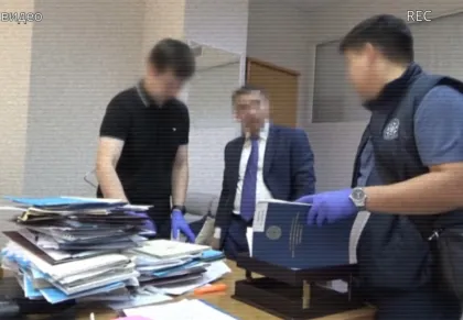 Артық тиелген жүк үшін 40 миллион теңге: ҰҚК Көлік министрлігінің шенеуніктерін ұстады