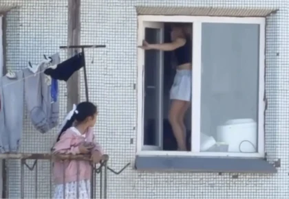 Балқашта 4-қабаттың терезесінен балконға өткен балалардың видеосы тұрғындарды шошытты