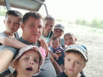 "Біз славян қазақтарымыз": Қазақстандық әке жеті баласына қазақ тілі мен домбыра үйретіп жүр