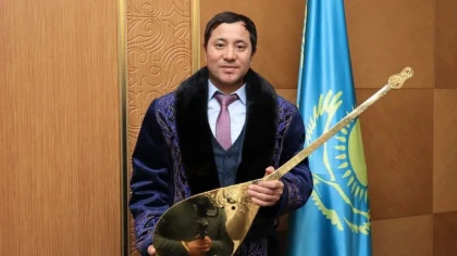 "Әдепсіздік": Ақын Мақсат Ақанов алты айға дейін өнер сахнасынан шеттетілді