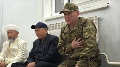 Қорғаныс министрі қаза болған сарбаздардың отбасымен кездесіп, көңіл айтты