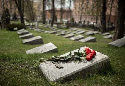 Әйел суретке түсіру үшін зират басынан 96 раушан ұрлаған