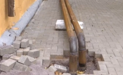 Теміртауда жылу құбырын жаңдан салынған тротуар үстіне тартқан