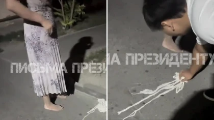 "Ұлы қамап ұстаған": Алматыда көшеде қолы байланып, жалаңаяқ жүрген әйел көптің назарын аударды