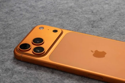 Ойнап жүрген балалар қымбат iPhone-ды доппен теуіп сындырып алды: Өтемақы мәселесі жанжалға ұласты