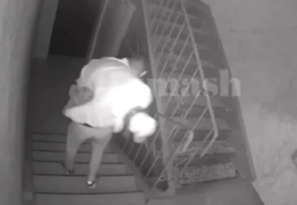 Басына пакет кигізіп алып кеткен: Алматыда 61 жастағы ер адамды өлтірді деген күдіктен 4 ер адам ұсталды (Видео)