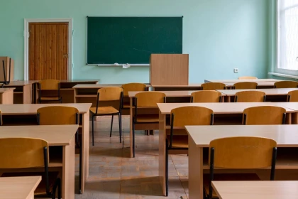 Павлодарда төрт оқушы партаның астынан дәрі тауып алып, уланып қалған