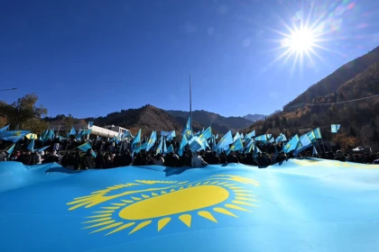 Алматыда Республика күніне орай Мемлекеттік Ту көтерілді