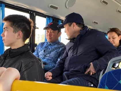 Атырау әкімдері қоғамдық көлікте көөзге түсті