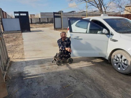 "Аяқ-қолым жоқ деп отыруға ұяламын": Аяғы мен бір қолынан айырылған қызылордалық азамат отбасын өзі асырап жүр