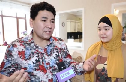 Мирас пен Құралай: Қызыма хиджаб кигізіп дін жолына баулып жатырмын, өнерге жолатпаймын