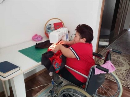 "Біз де бақытты болғымыз келеді": Қызылордалық мүмкіндігі шектеулі жандар жарқын өмір үшін күресуде