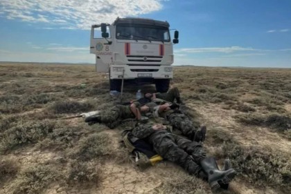 Әлсіреп құлай кеткен: Қарағанды облысында өрт сөндірушілердің әсерлі фотосы жарияланды