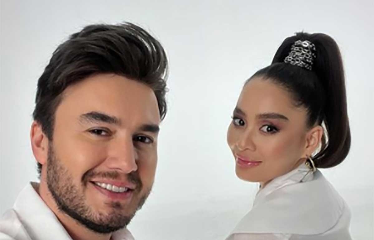 Жалаңаш абстары бар әйелдер