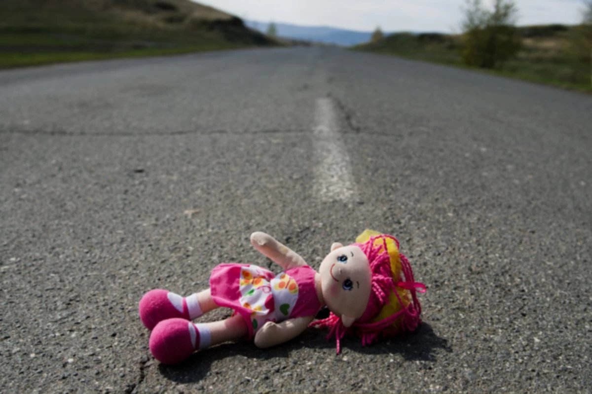 Дтп дети на дороге. Кукла на дороге. Игрушки в дорогу. Сломанная игрушка. Брошенная игрушка.