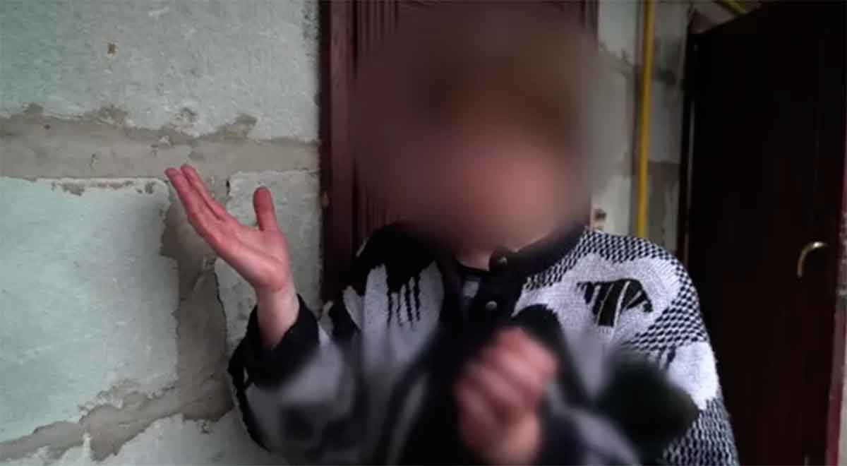 Шырынды ақ жопа порно Ол өтіп бара жатқан адамдарға дірілдейді.