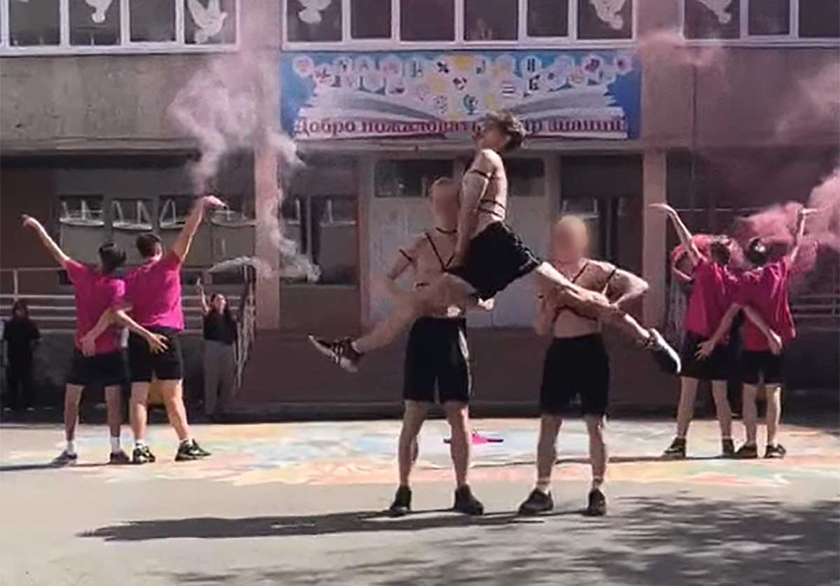 Үлкен кеуделі қыздың косплейі