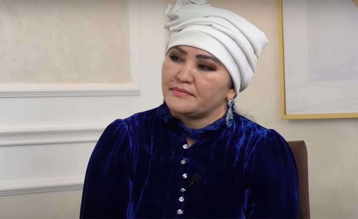 Оның трусисыз мини юбкадағы суреті