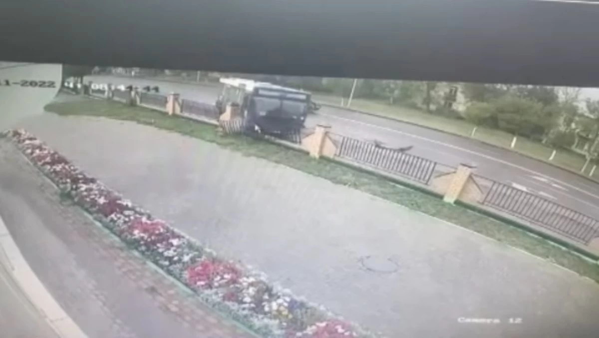 Қарағандыда жеңіл көлікпен соқтығысқан автобус емхана қоршауын бұзып өтті (видео)
