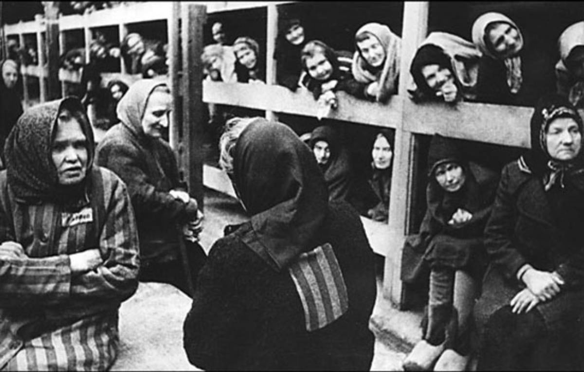 Көшеде трусикисіз шұлықтарда