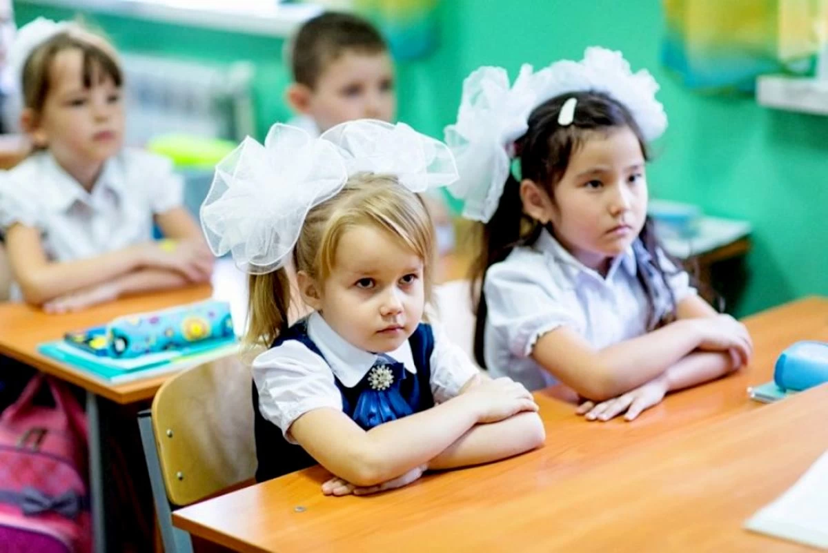 Учатся ли дети 1 апреля. Первый класс. Платная школа. Школы в Казахстане. Школа Казахстан первый класс.