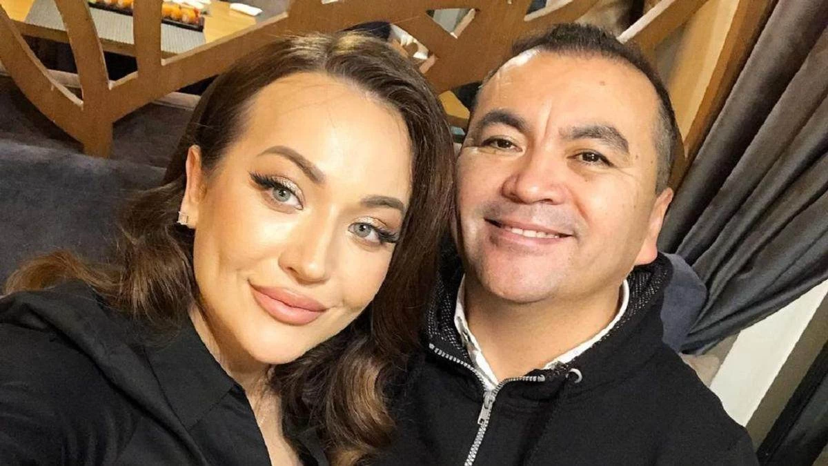 Жас брюнетка анальный секс