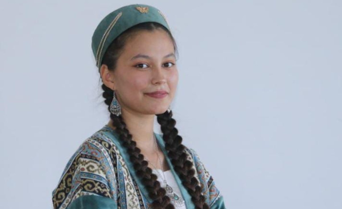 Айналада жүріп, барлығына өзінің кискасын көрсетеді