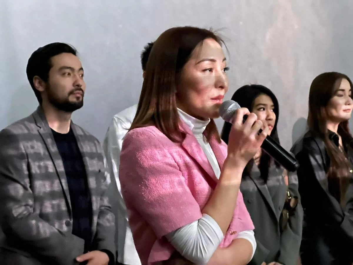 Толық орыс сұлуымен жыныстық қатынас Құсу порнографиясы