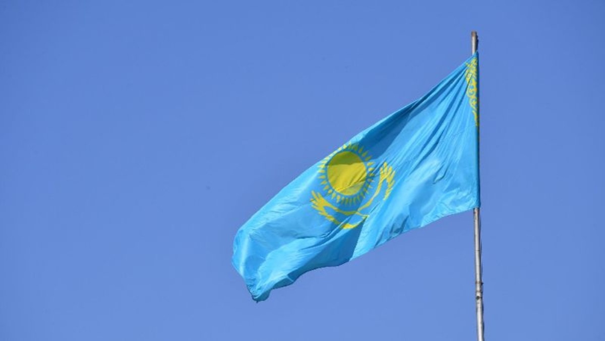 В казахстане 25 часов. День Республики Казахстан 25 октября. Флаг Казахстана 2022. 25 Октября в Казахстане 2022. Президентский флаг Казахстана.