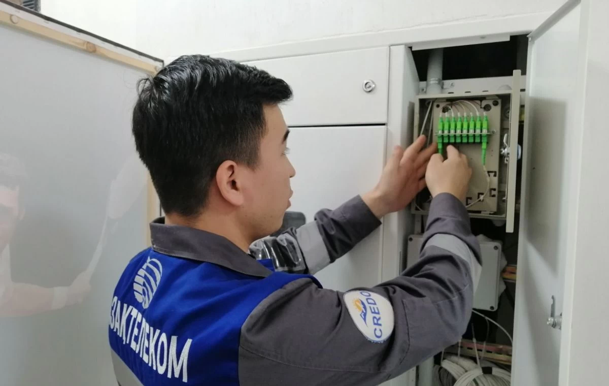 Бетті аққұба шаштараз клиентті трахает