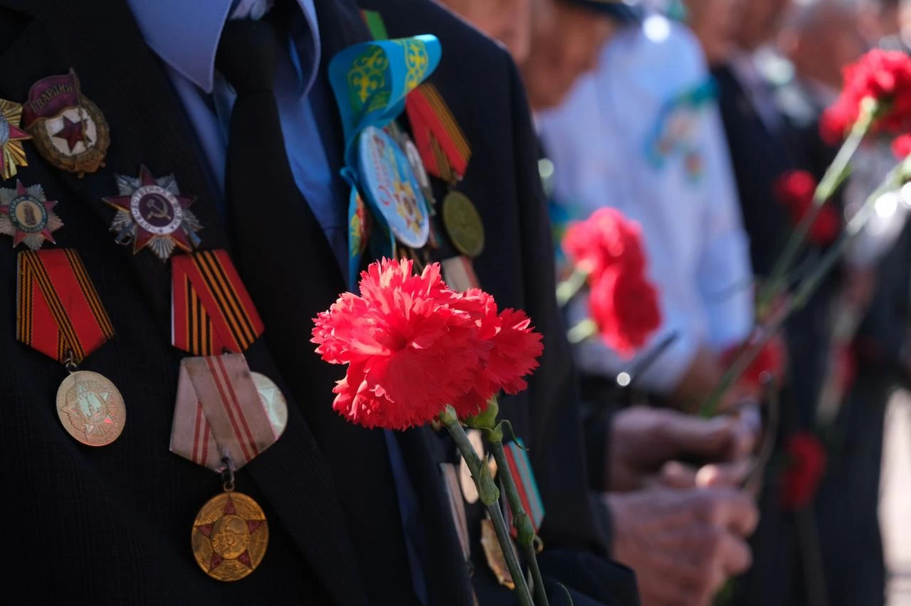 9 мая в казахстане. Поддержка ветеранов. День Победы в Казахстане. Ветераны ВОВ РК. Ордена на груди ветерана.