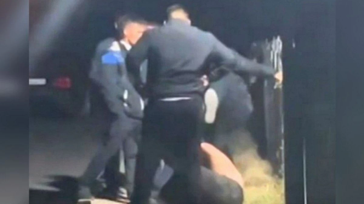 Ол әйелін жопта трахает және ол айқайлайды.