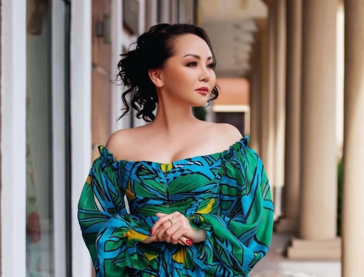 Көк туфлидегі порно