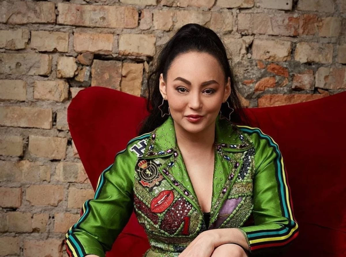 Көп адам бір балапанды ол дірілдеп қалғанша сиқты. Жетілген әйелдің порно фотосы