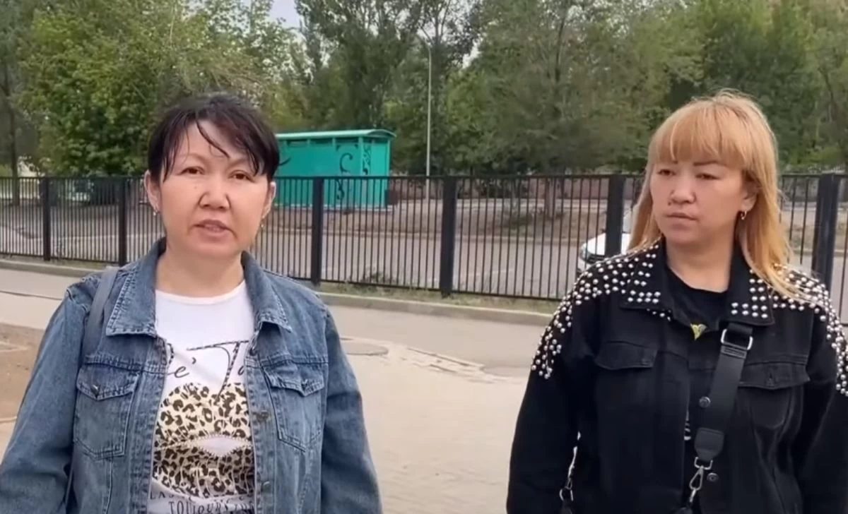 Орыс порно: әкесі ұйықтап жатқан қызын трахает