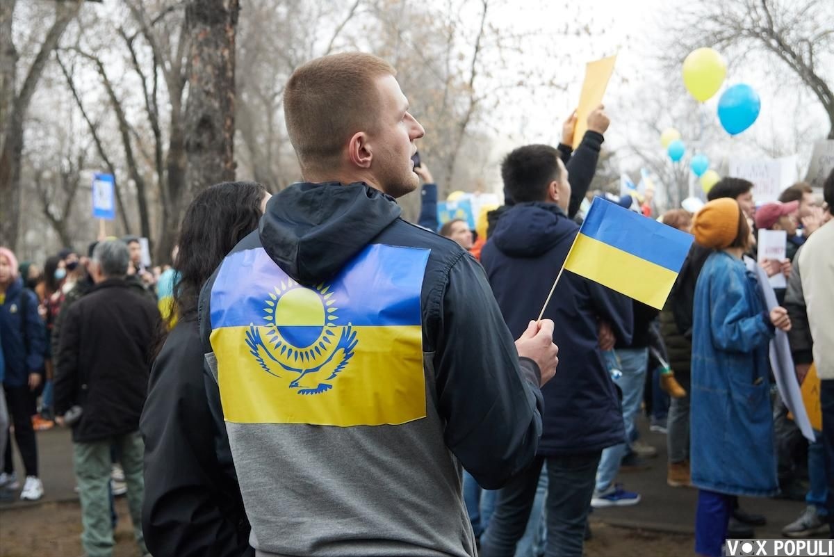 Поддержка украины. Митинг в Казахстане в поддержку Украины. Митинги в поддержку Украины. Казахстан за Украину.