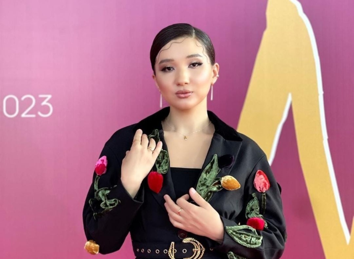 Семіз шлюха төрт аяғында тұрады Семіз шлюха төрт аяғында тұрады