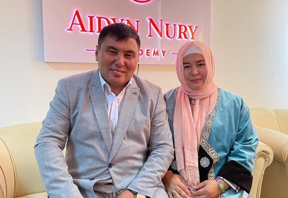 Мари Элден келген жалаңаш әйелдер