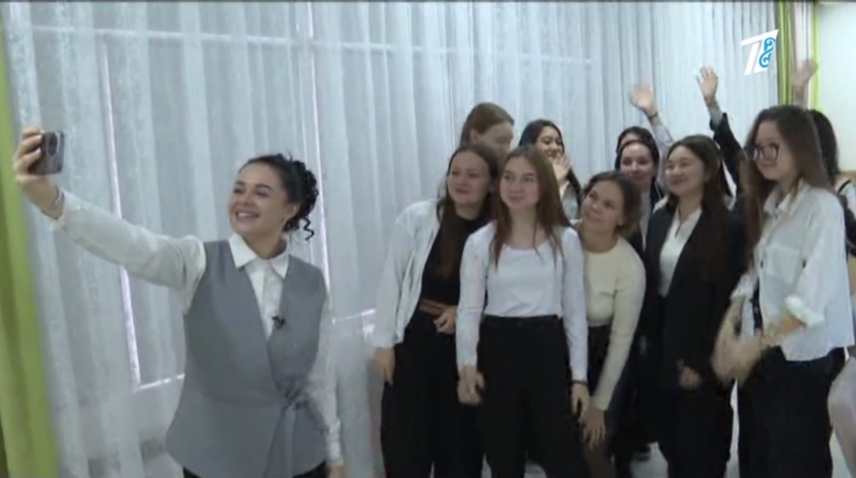 Менің құрбым желіде ұрсып жатыр