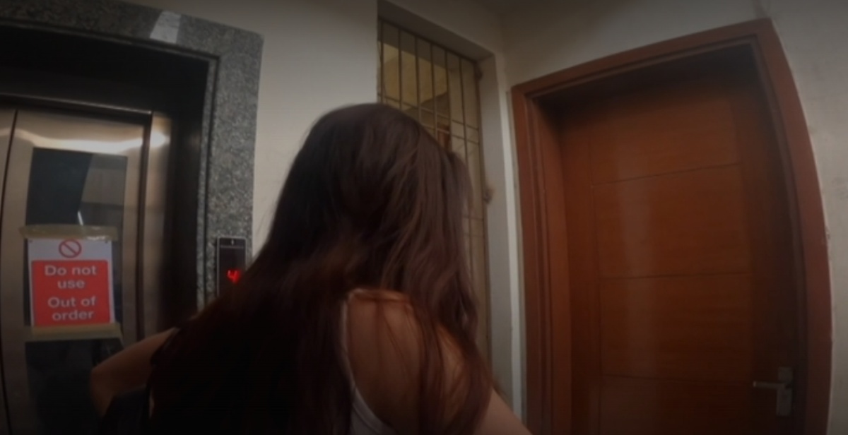 Қыз телескоп арқылы қарап тұрған порно фильм