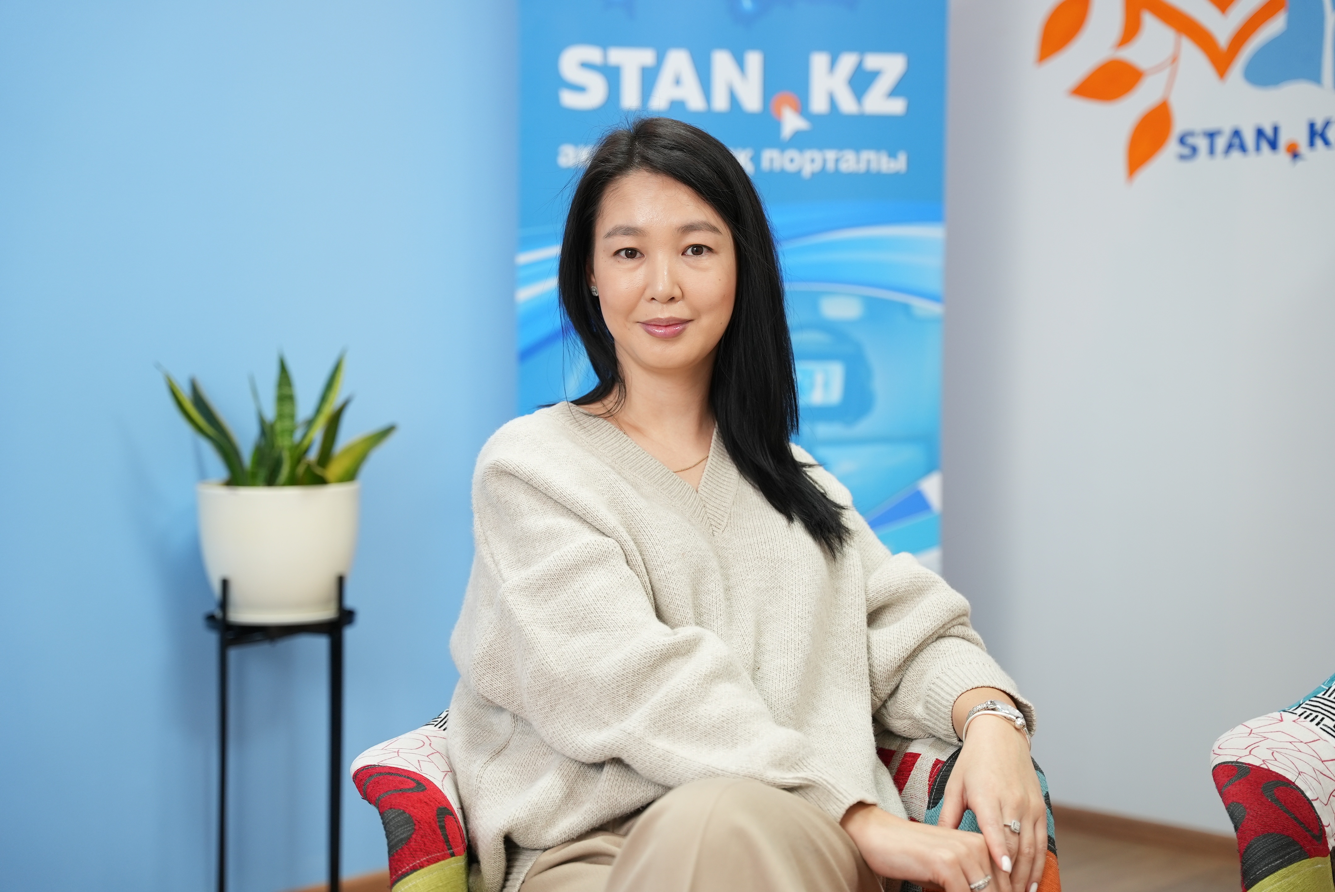 Арқасында кит татуировкасы бар порно жұлдыз