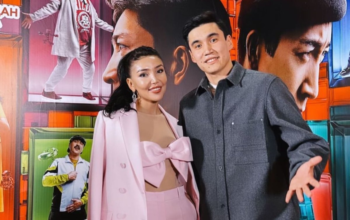 Жасырын камера сұмдық фотоларды қарап отыр