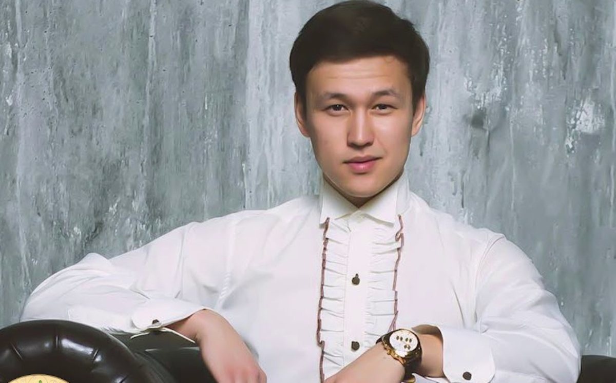 Мұртты ерлер порно