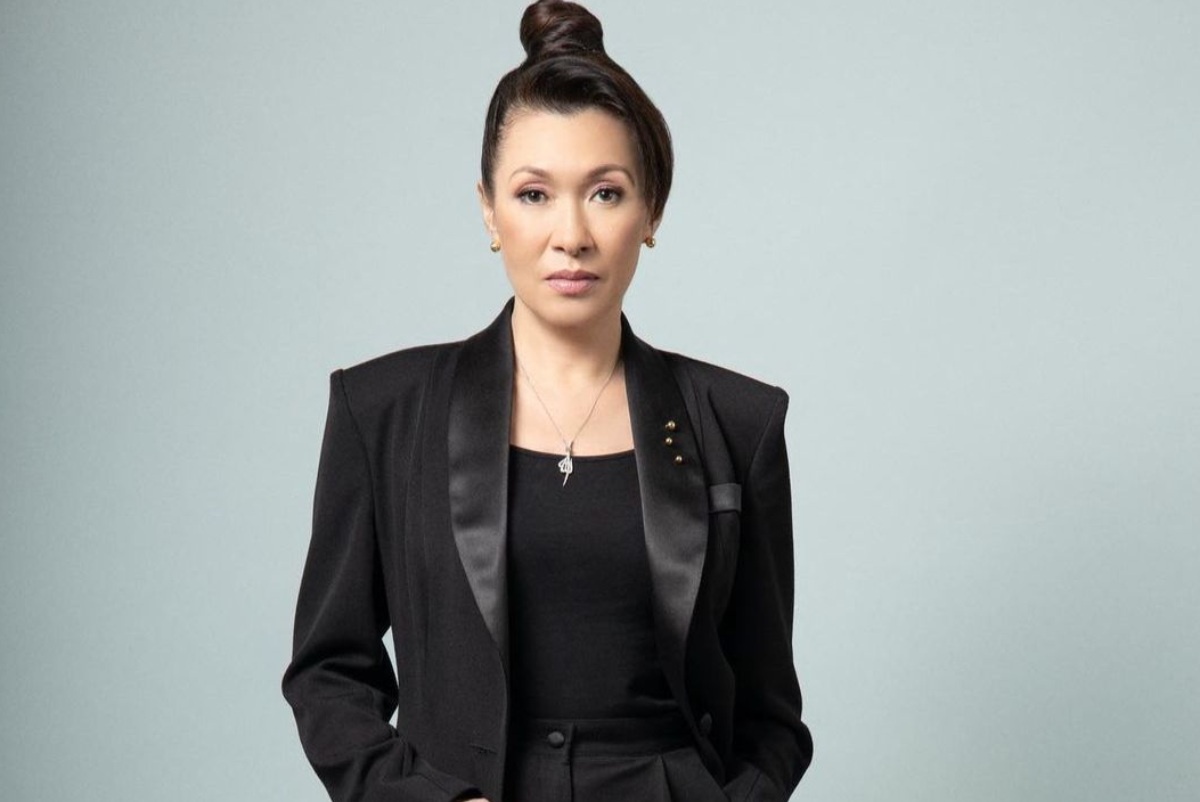 Өкше және бау киген жалаңаш әйелдердің суреттері