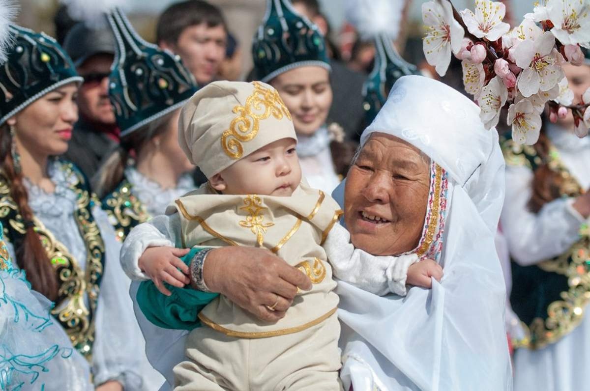 Бала өз әпкесі мен анасын сиқырлайды