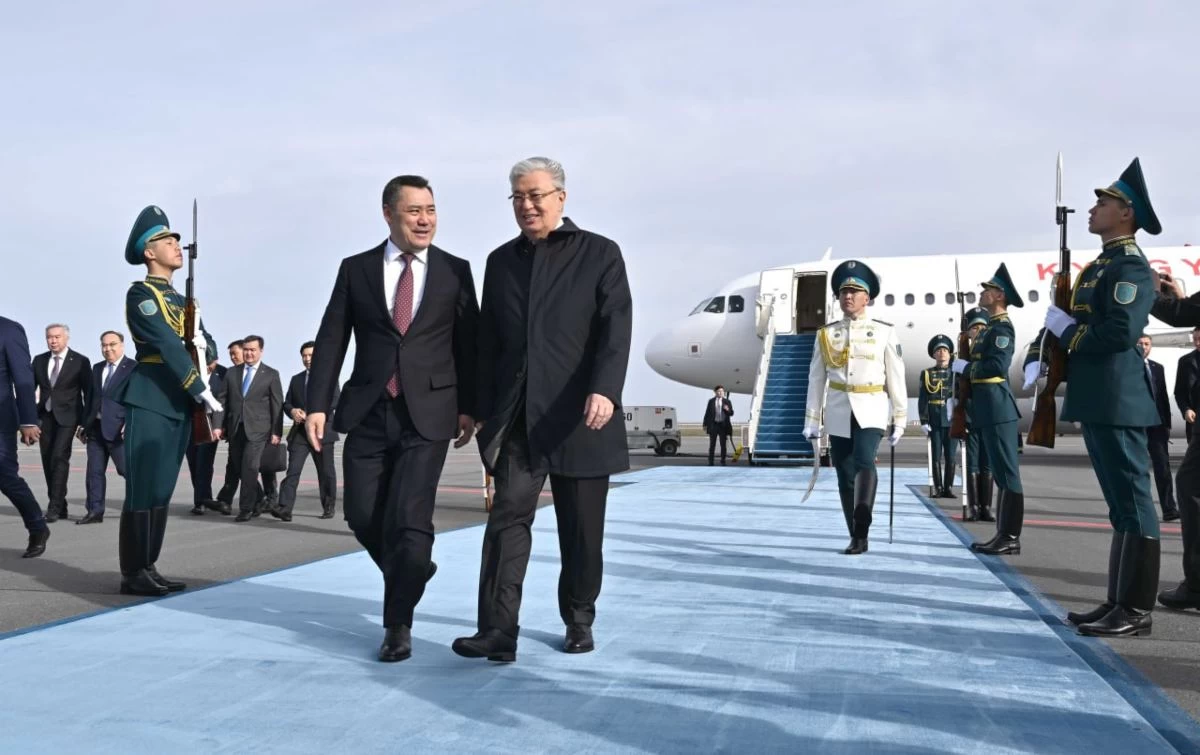 Тоқаев Қырғызстан президентін Астана әуежайында қарсы алды