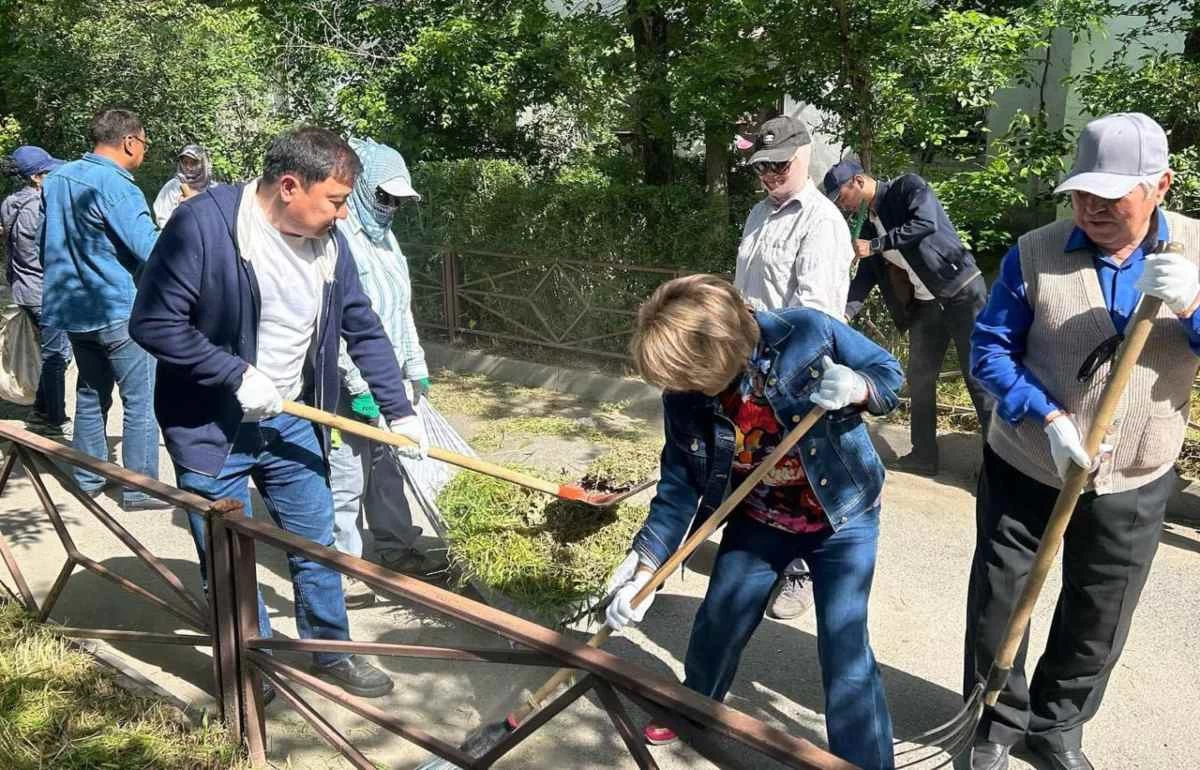 Неделя «Өнегелі ұрпақ» в Шымкенте в рамках акции «Таза Қазақстан» началась  с посещения 100-летнего ветерана