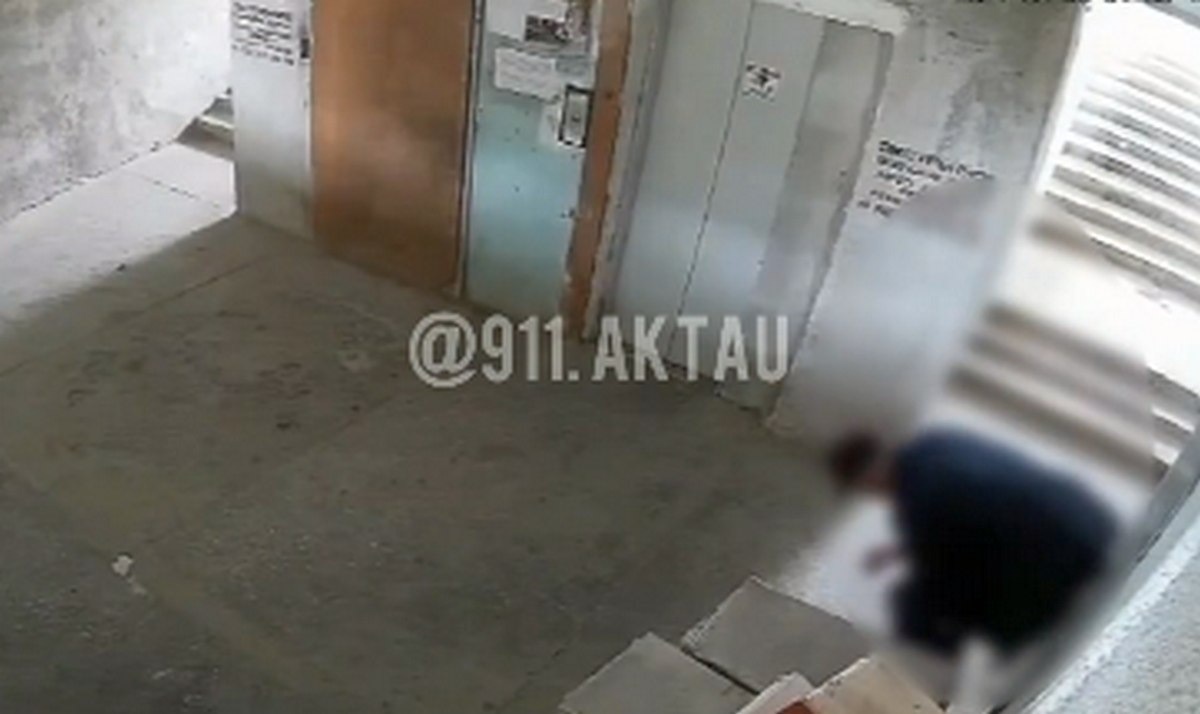 Сперматозоидтарды жалауда қынап пен клитор трусикасы Half Life фильміндегі жалаңаш Алекс